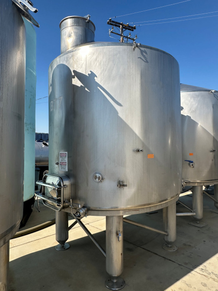 2,000 gallon stainless steel tank wine
